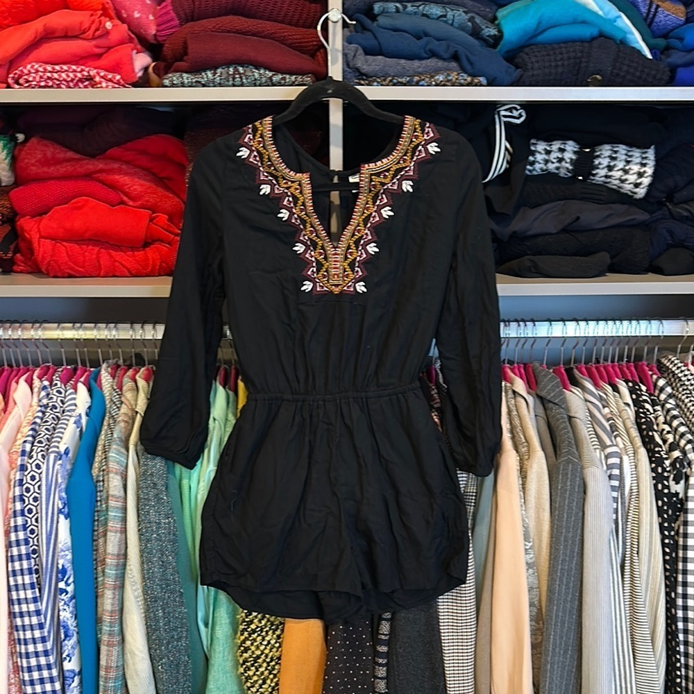 Old Navy black embroidered v neck button back keyhole closure romper size XS
